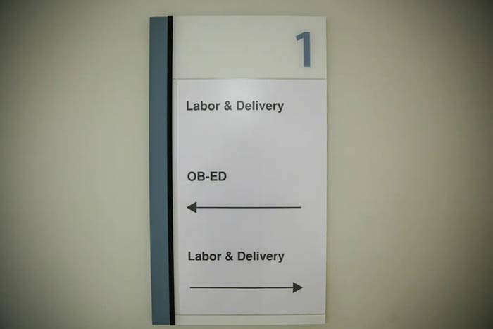 labor and delivery room hallway sign